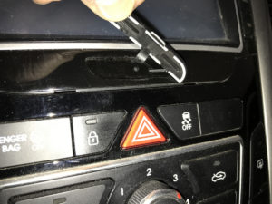 לחצן איפוס מערכת מולטימדיה לרכב