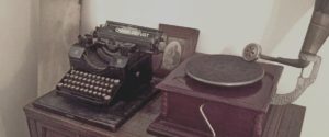 מכונת כתיבה ישנה ופטיפון ידני