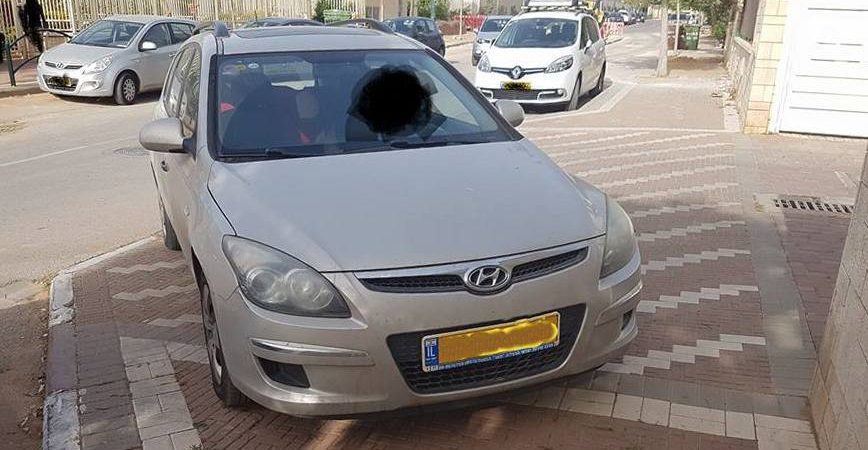 רכב חונה על המדרכה וחוסם את המעבר