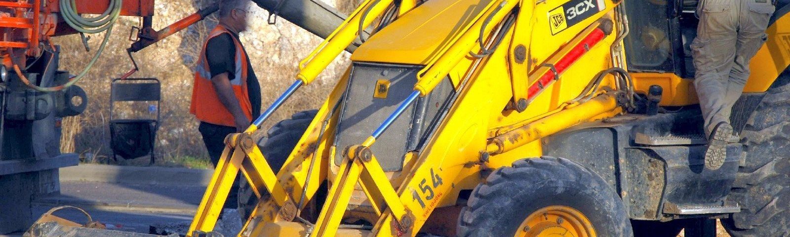 פועלים וטרקטור המייצגים אתר עבודה או אתר בעבודה